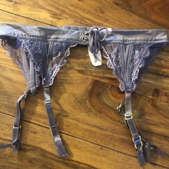 ⭐️❄️Sale item❄️⭐️Victoria’s Secret (3 garter belt in set) all different sizes - Picture 3 of 8